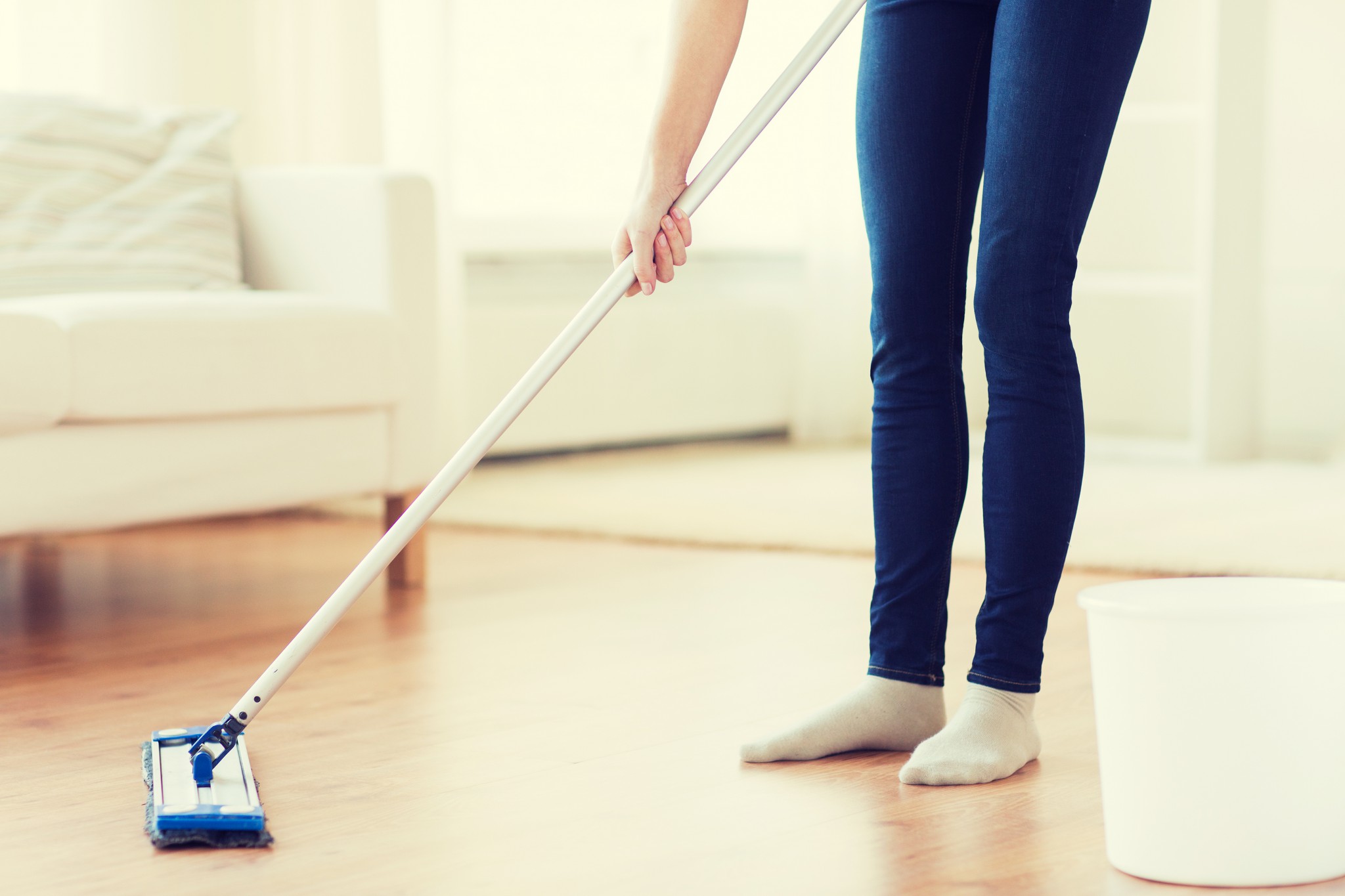 Через сколько можно мыть пол. Швабра housework. Женщина со шваброй. Housework швабра с ведром. Чистый пол.